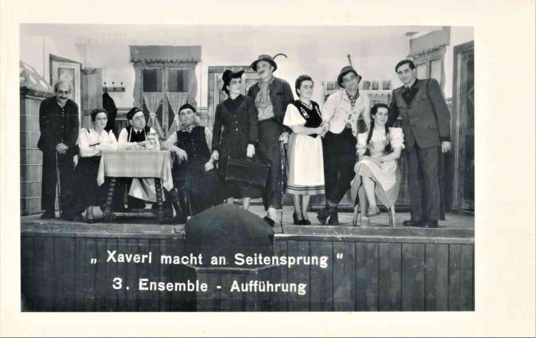 Theateraufführung (wahrscheinlich einer gemischtkonfessionellen Gruppe): "Xaverl macht an Seitensprung"