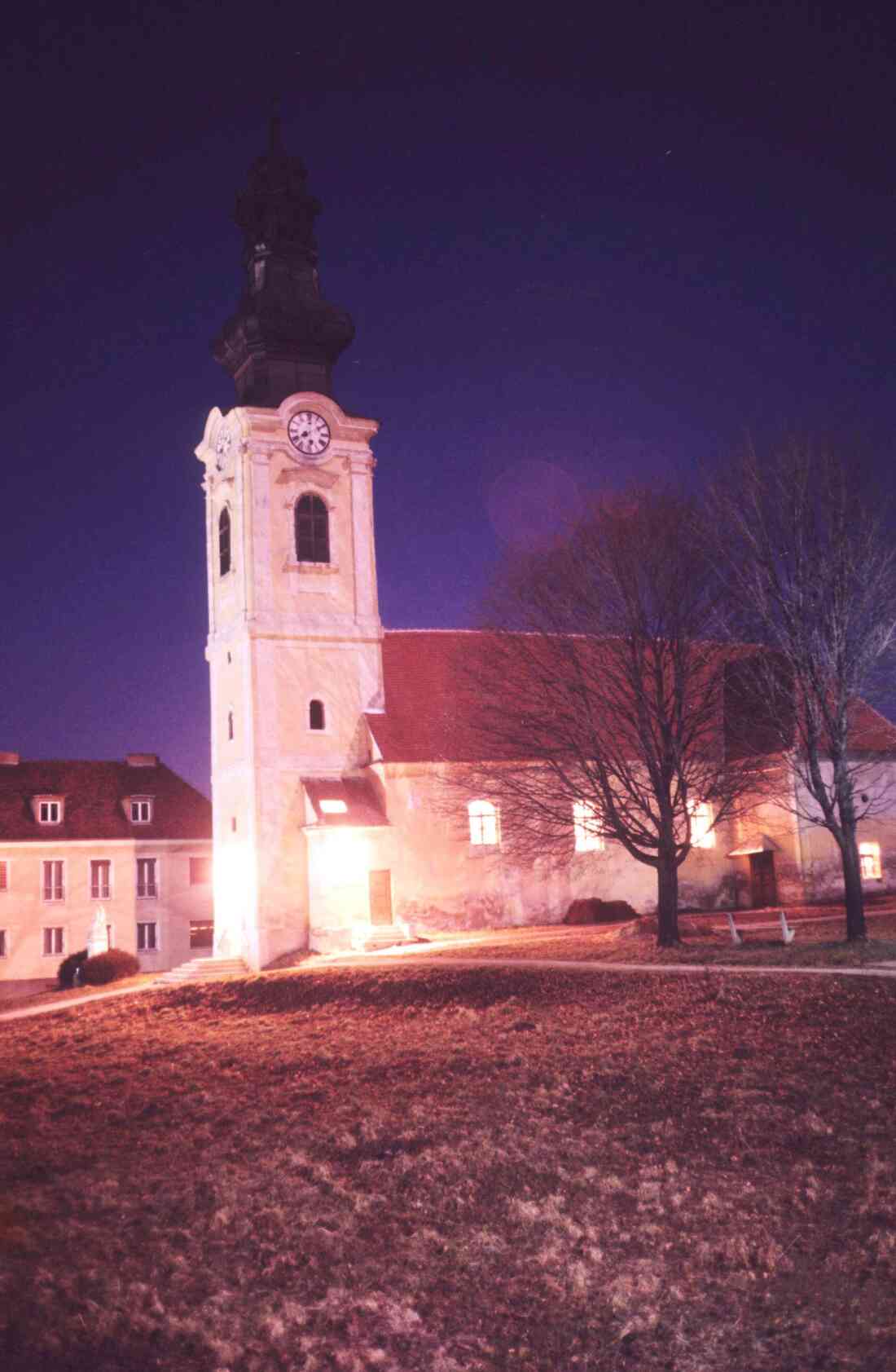 Die röm. kath. Aufbahrungskirche Maria Himmelfahrt am Abend der Weihe der neuen Osterkirche