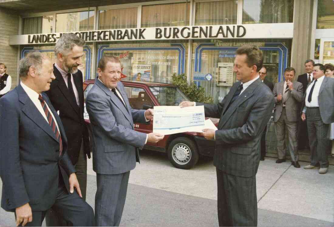 Übergabe eines Spendenschecks von der Landeshypothekenbank Burgenland an den Sozialdienst des Altenwohn- und Pflegeheims Oberwart 1988 (Böbel/Böhm/Leirer/Grabenhofer)