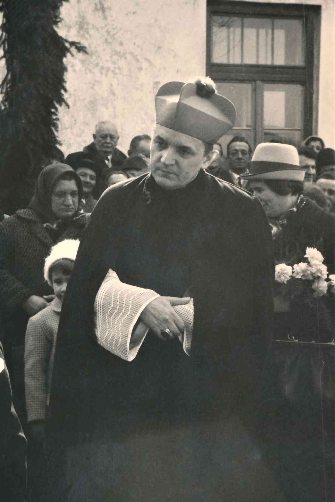 Bau der neuen röm. kath. Osterkirche: Diözesanbischof DDr. Stephan László kommt, um die Fundamente und den Grundstein zu segnen