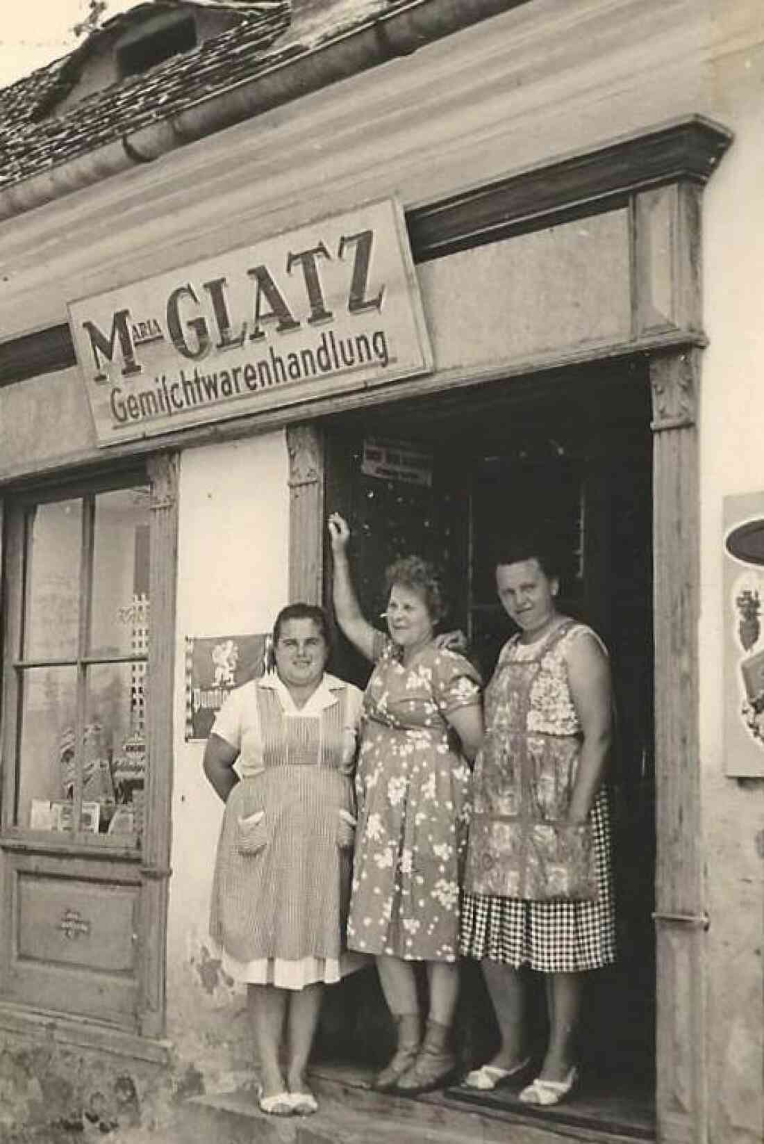 Chefin und Stammkundinnen vor der Gemischtwarenhandlung Maria Glatz (Grazerstraße 26)