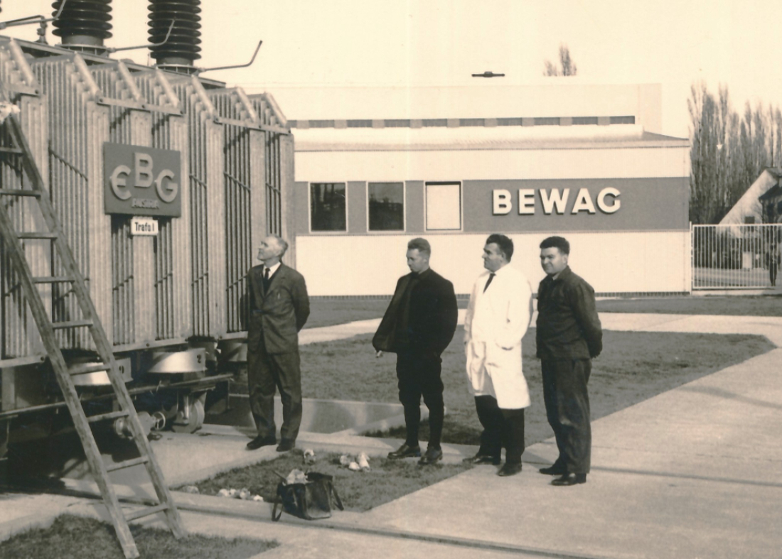 Mitarbeiter der Bewag vor einem der beiden großen Trafos im Bereich des Umspannwerks (Graf Erdödystraße 10) - Freiler/Traxler/Pleyer/Dondorfer