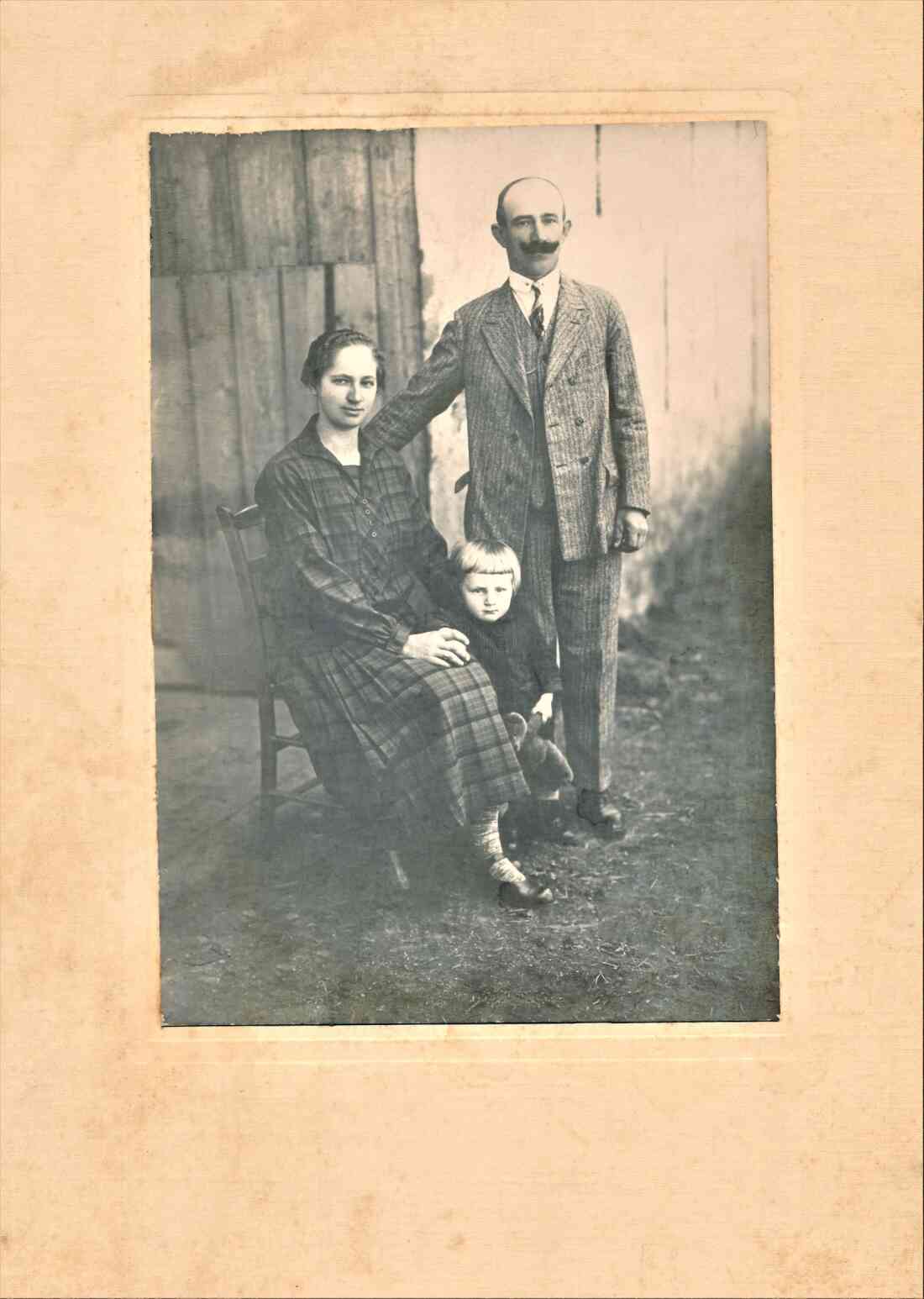Die Eltern Lidia Osvald (geb. Imre, *1905/+1989) und Alexander Osvald (*1896/+1981) mit dem Sohn Alexander (*1927/+2016) - Mühlgassse 24