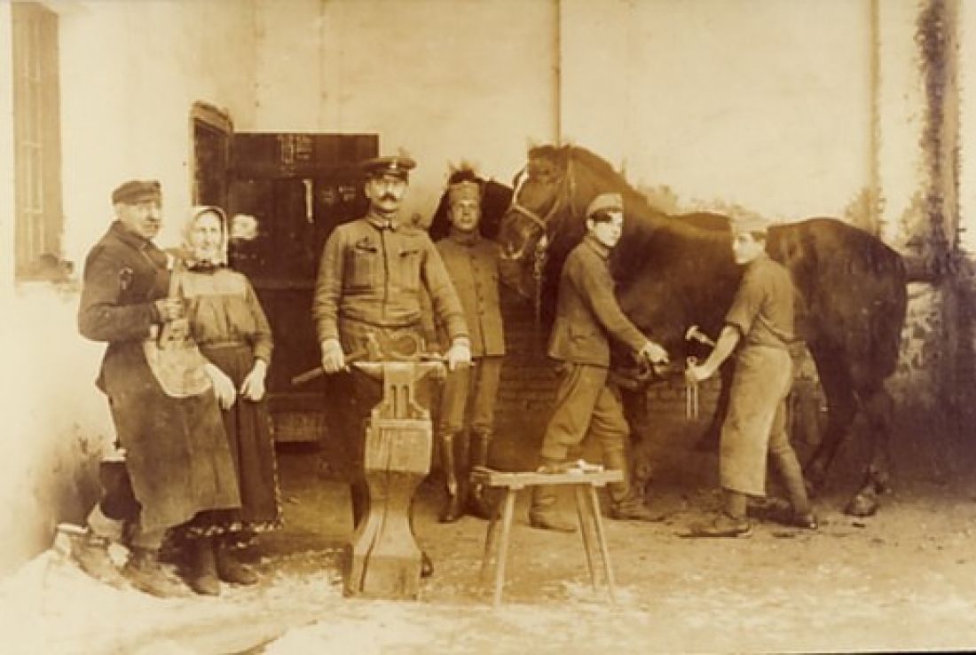Soldaten der k&k Armee in der Werkstatt des Hufschieds Janos / Johann Geschrey (OW 666 / Wienerstraße 45)