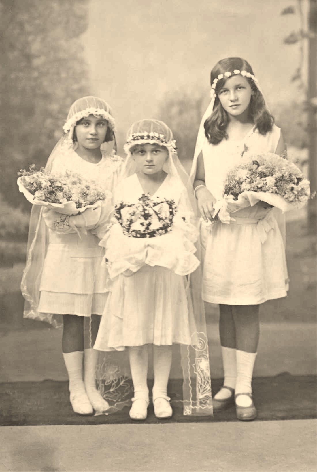 Röm. kath. Pfarre: drei festlich gekleidete Mädchen in den Erstkommunionskleidern anlässlich der Primiz des Oberwarters Josef Medics - Fuith / Vörös