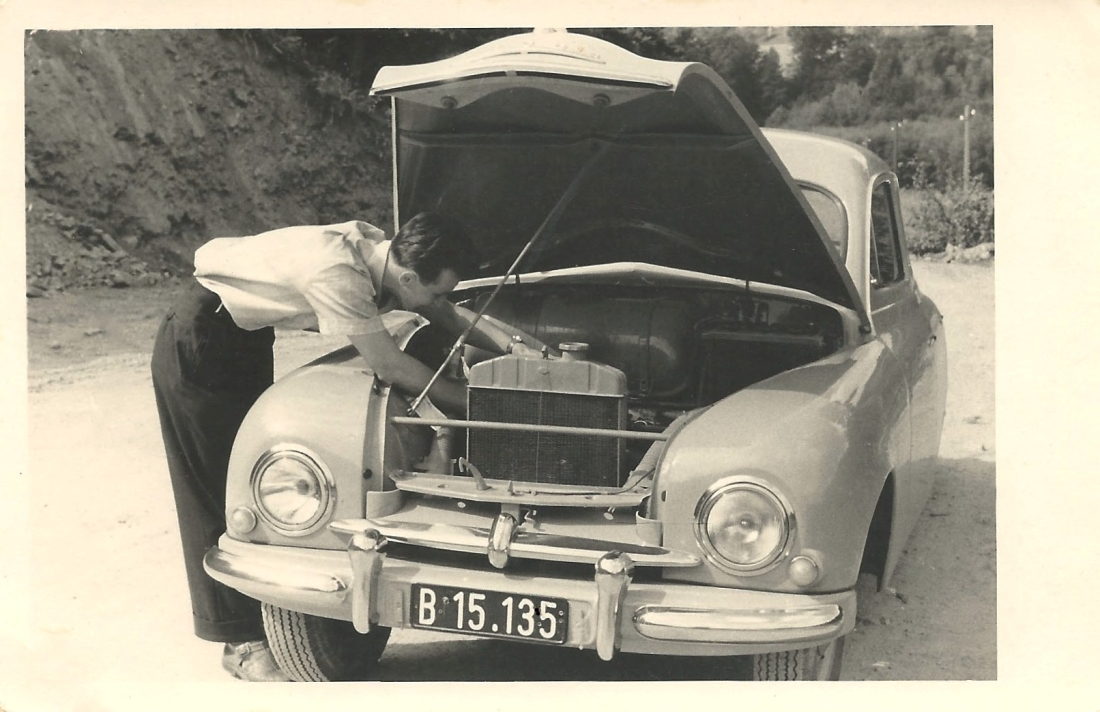 Ernst Schmaldienst (*1934/+2022) Bastelt an seinem PKW, einem Skoda 1201