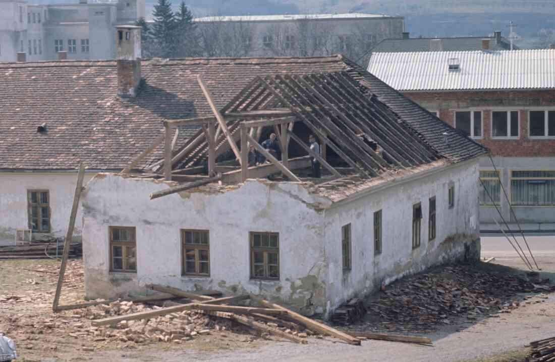 Abriss der Kath. Schule auf Grund des Baubeginns der neuen röm. kath. Osterkirche (Steinamangererstraße 15)