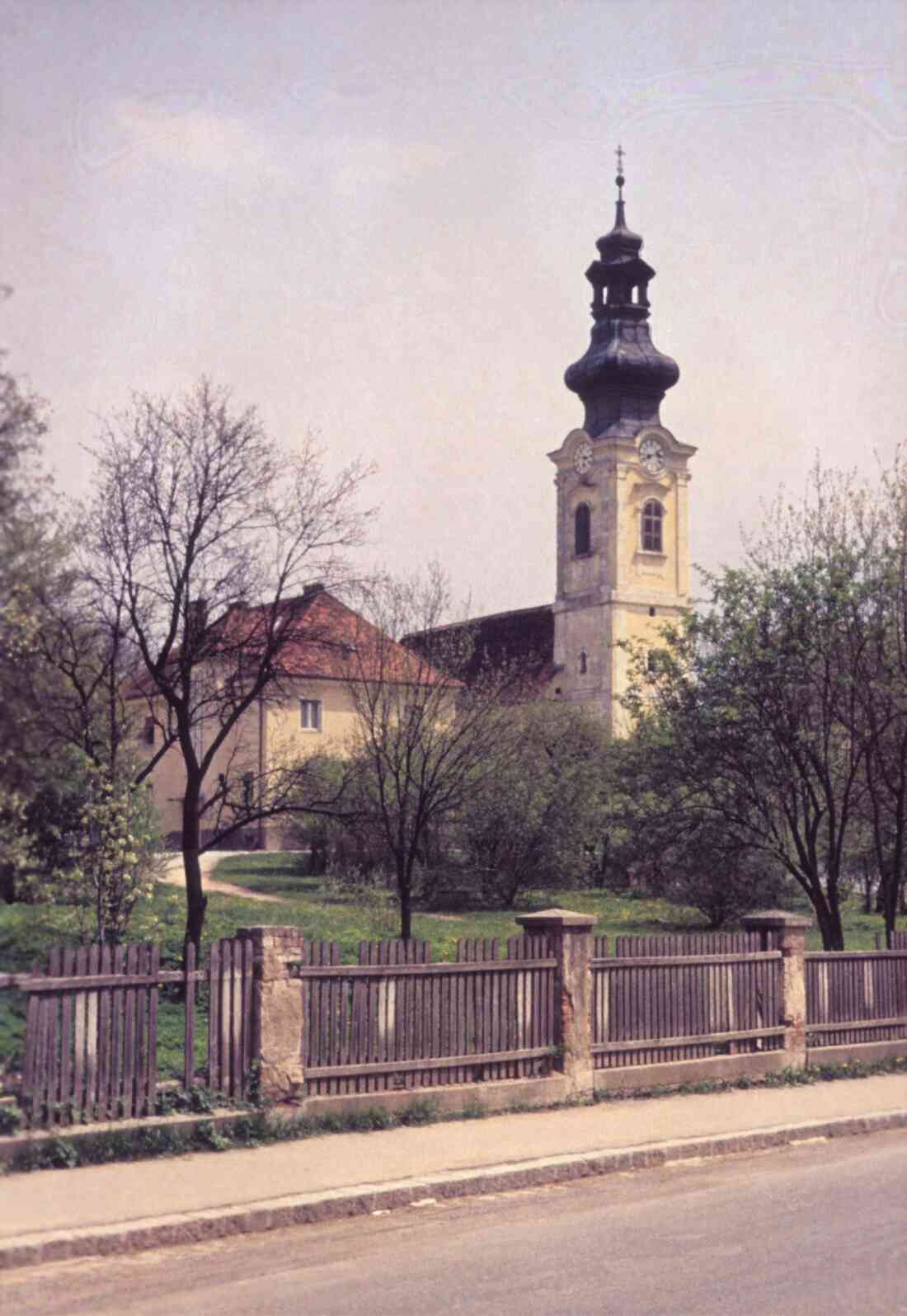 Die röm. kath. Pfarrkirche Maria Himmelfahrt mit dem Pfarrhaus