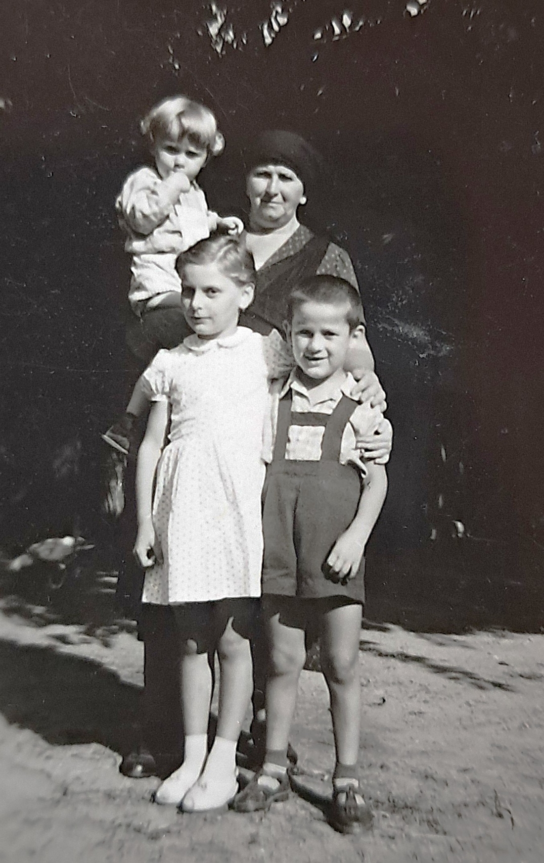 Justine Mohat (geb. Garber, *1905/+1981) mit drei Enkelkindern - OW 420 / Dornburggasse 31