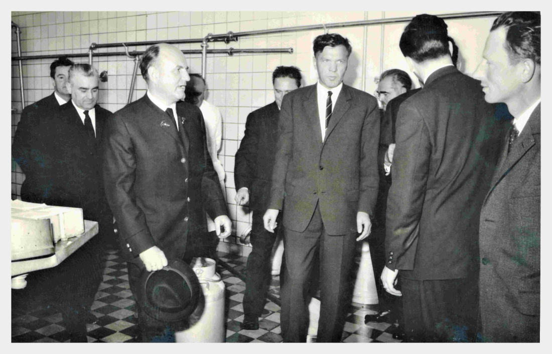 Bundeskanzler Josef Klaus bei einem Betriebsbesuch in der Molkerei - Hatvagner/Soronics/Klaus/Polster/Riemer/Granich/Böcskör