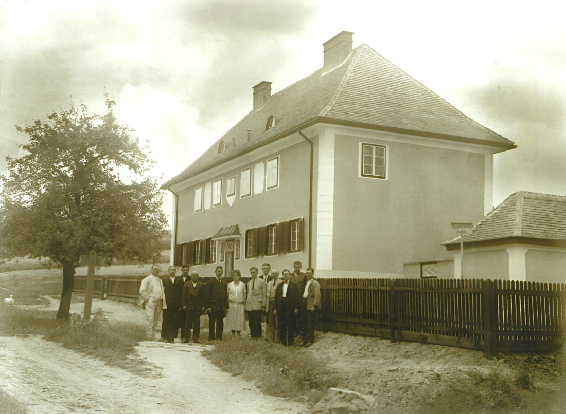Personengruppe vor dem Beamtenhaus OW 719 / Untere Bahnzeile 2