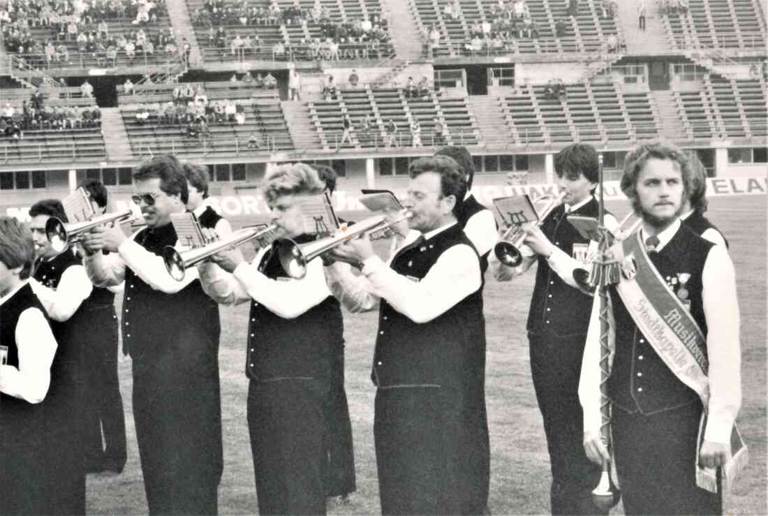 Stadtkapelle: musikalische Umrahmung des Länderspiels Österreich - CSSR am 28. April 1982 im Wr. Stadion - Miertl/Polster/Draschkowitz/Levonyak/Schober