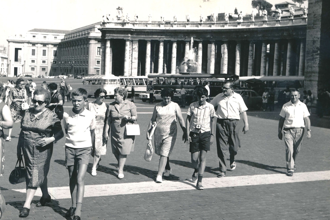 Hannes Langer mit Großmutter Irma Graf anlässlich der Diözesan Pilgerfahrt von 17. bis 24. August 1970 vor der Kolonnade am Petersplatz  in Rom