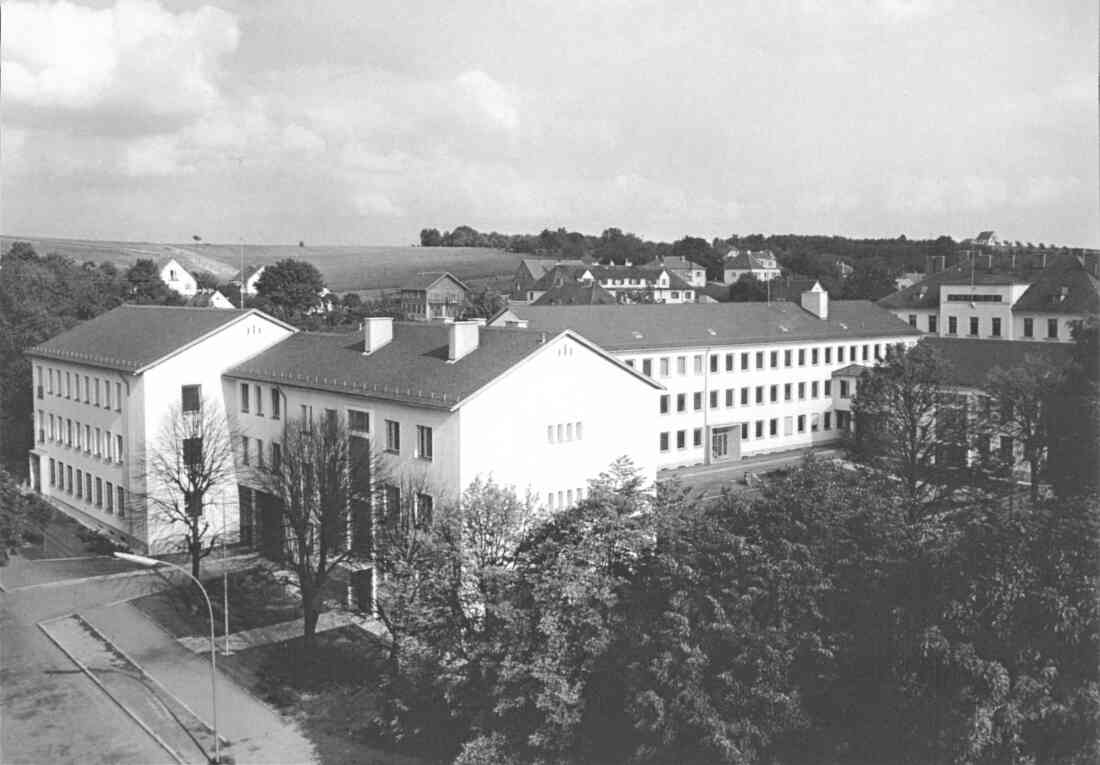 Bundesgebäudekomplex: Amtsgebäude zwischen Bahnhofstraße und Prinz Eugenstraße