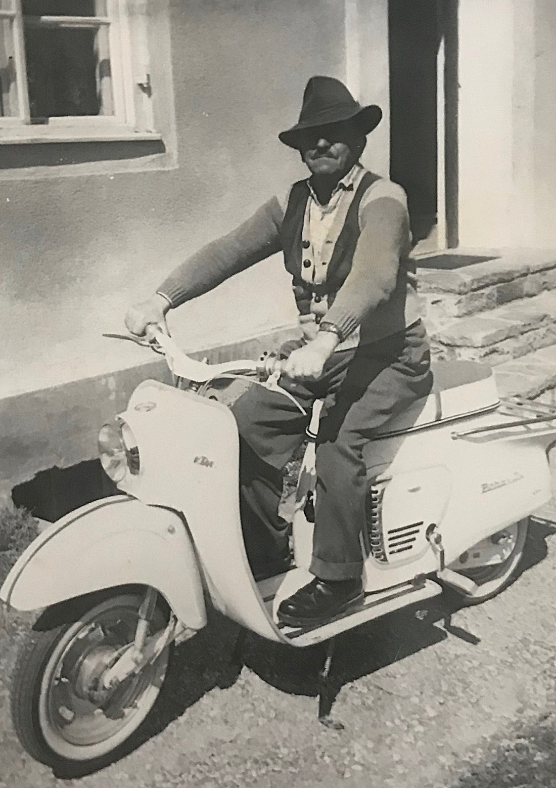 Michael Györög (*1899/+1980) auf seinem KTM-Ponny Motorroller in der Andreas Hofer Siedlung