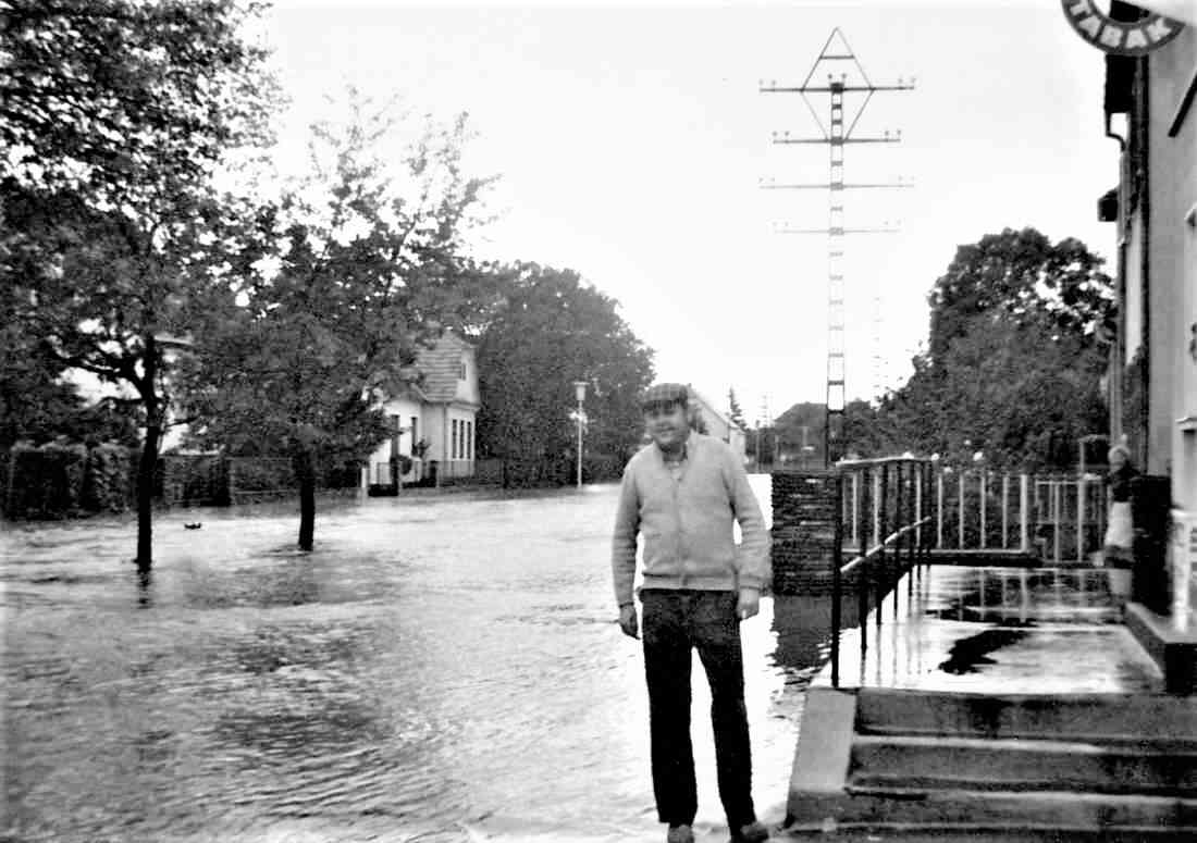 Hochwasser am Wehoferbach 1982 - Fülöp Josef vor seinem Kaufhaus (Linke Bachgasse 42)