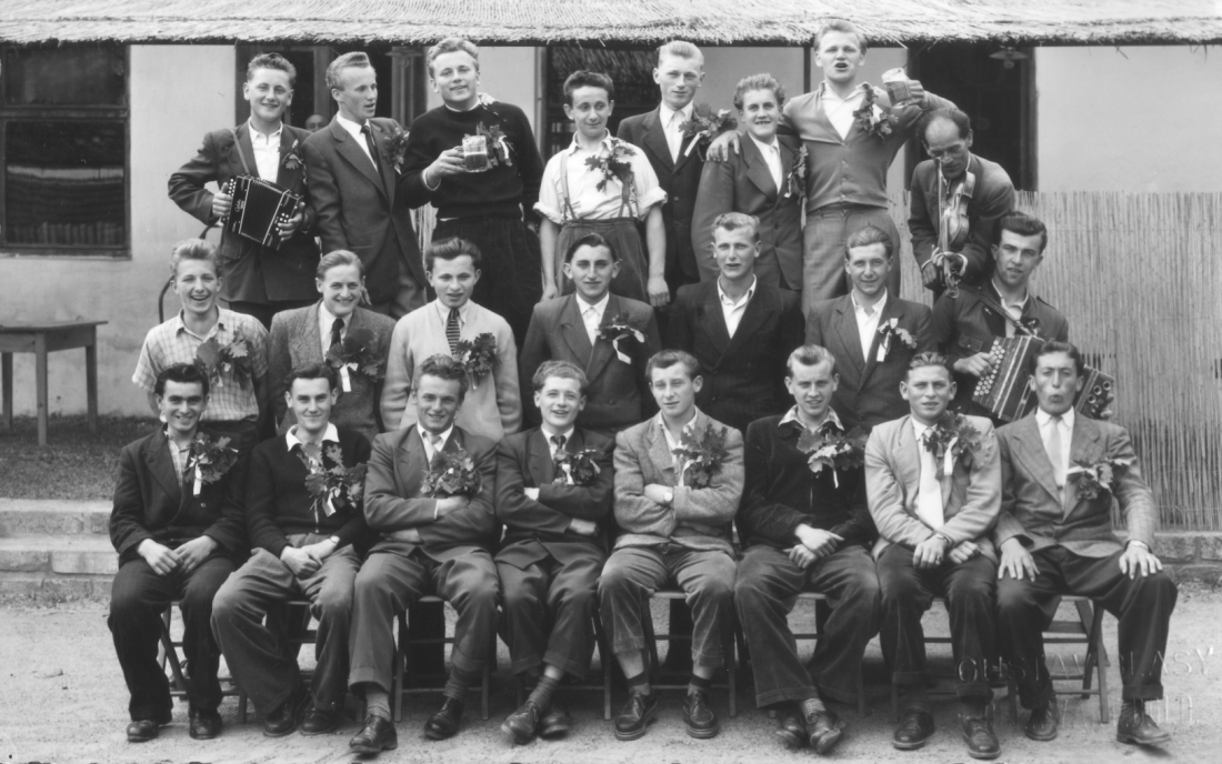 Musterung Jahrgang 1937 im Hof des Gasthauses Seper/Kirnbauer, Hauptplatz 2
