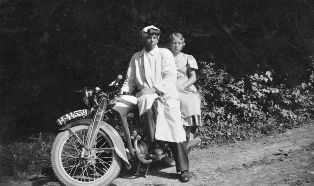 Julianna (geb. Benkö) und Julius Faith am Motorrad