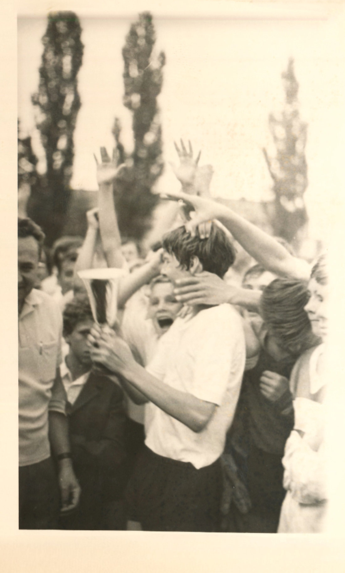 Fußball - SC Oberwart: Schülerstaatsmeister 1969/70 - Kapitän Gerli Ochsenhofer mit dem Pokal