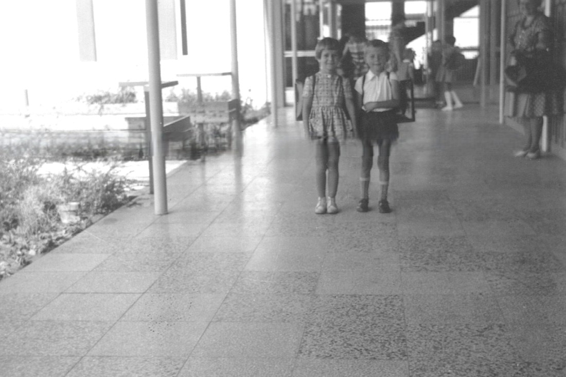 Franz Erdely: 1. Schultag in der Volksschule mit Cousine Renate
