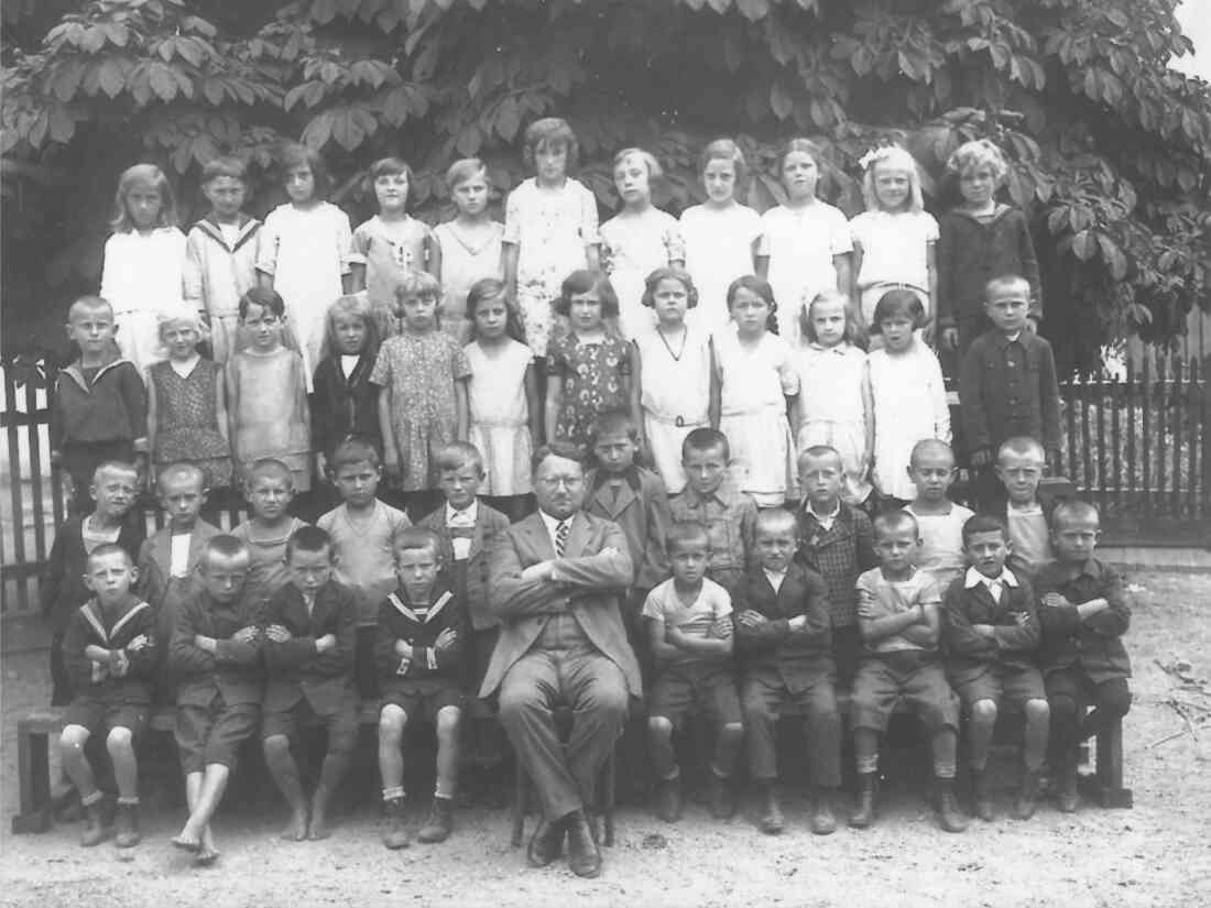 Klasse der evang. Volksschule AB mit Lehrer Friedrich Mühl