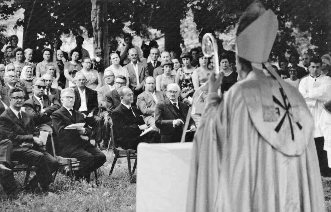 Bau der neuen röm. kath. Osterkirche: Bischof László bei einer Festpredigt am Tag der Grundsteinlegung