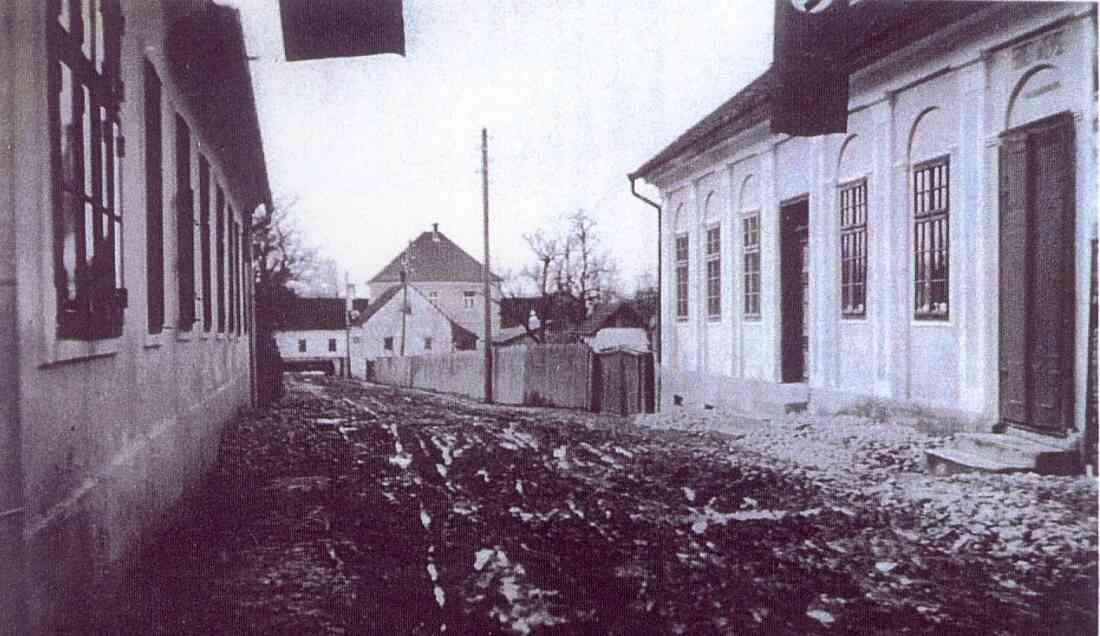 Blick gegen SW in die Johann Straußgasse - früher auch Bradergase genannt - Hakenkreuzfahnen