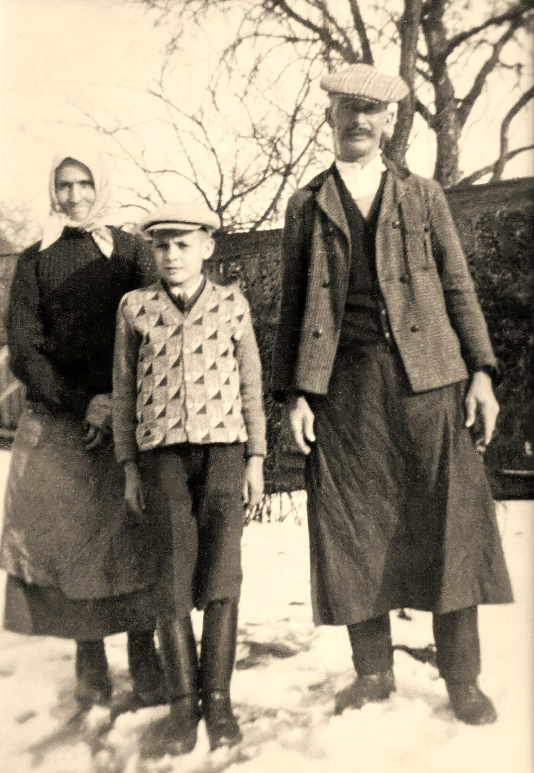 Das Ehepaar Maria Seper (geb. Miklos, *1878/+1960) und Michael Seper (*1873/+1933) mit ihrem jüngsten Sohn Johann Seper (*1922/+1997) - OW 515 / Rechte Bachgasse 43