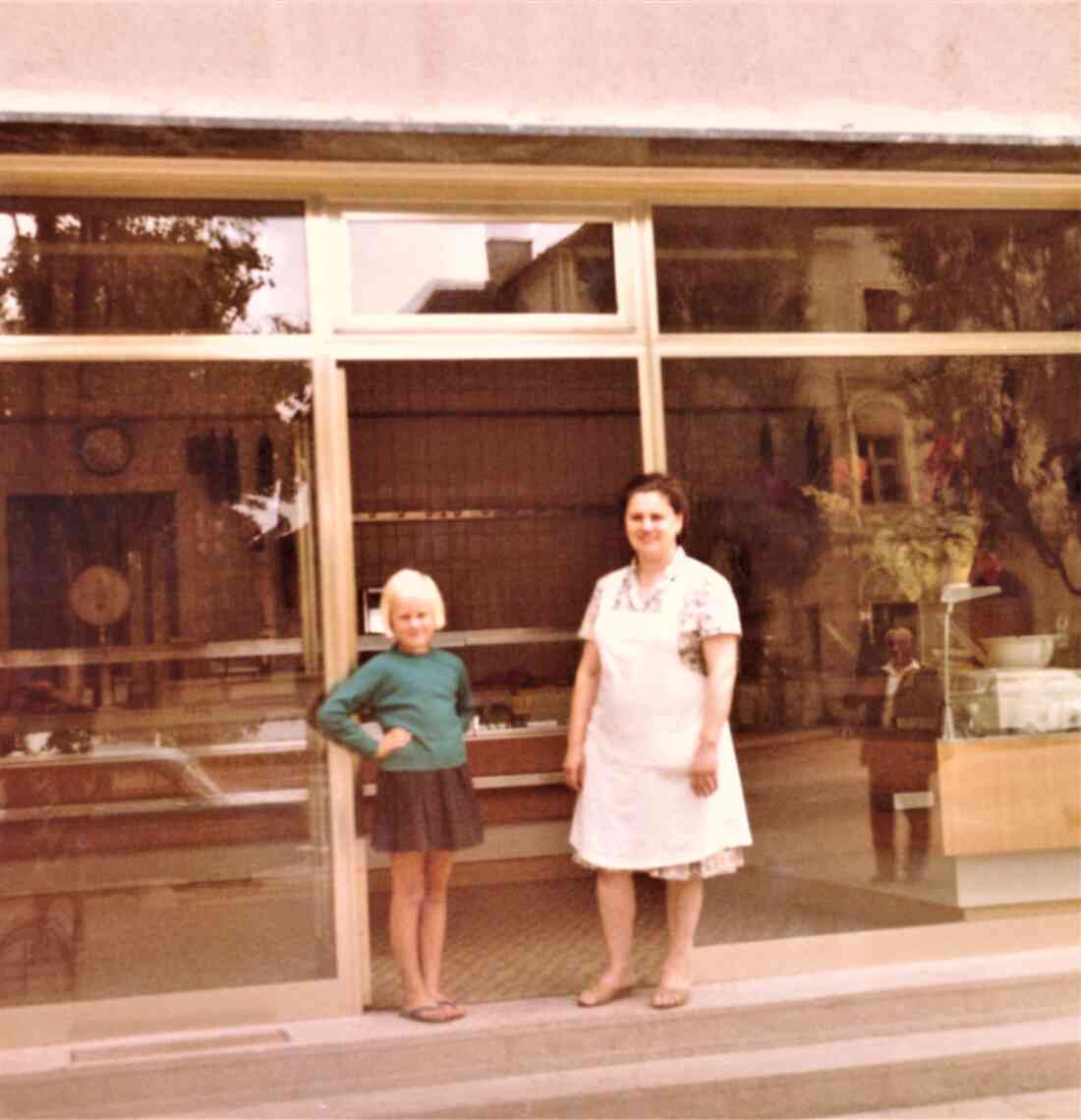 Tochter Brigitte und Mutter Anna Blach (geb. Novosel, *1924 / +2016) vor der Fleischerei Blach (Hauptplatz 7)