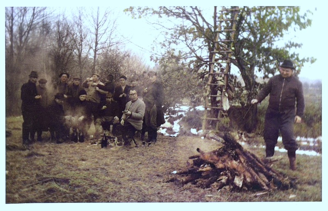 Jäger und Treiber: Labung am Lagerfeuer während einer Treibjagd (Nemeth/Kirnbauer/Fülöp/Neun/Benedek/Tölly/Szabo/Hasler/Fritz/Hegedüs)