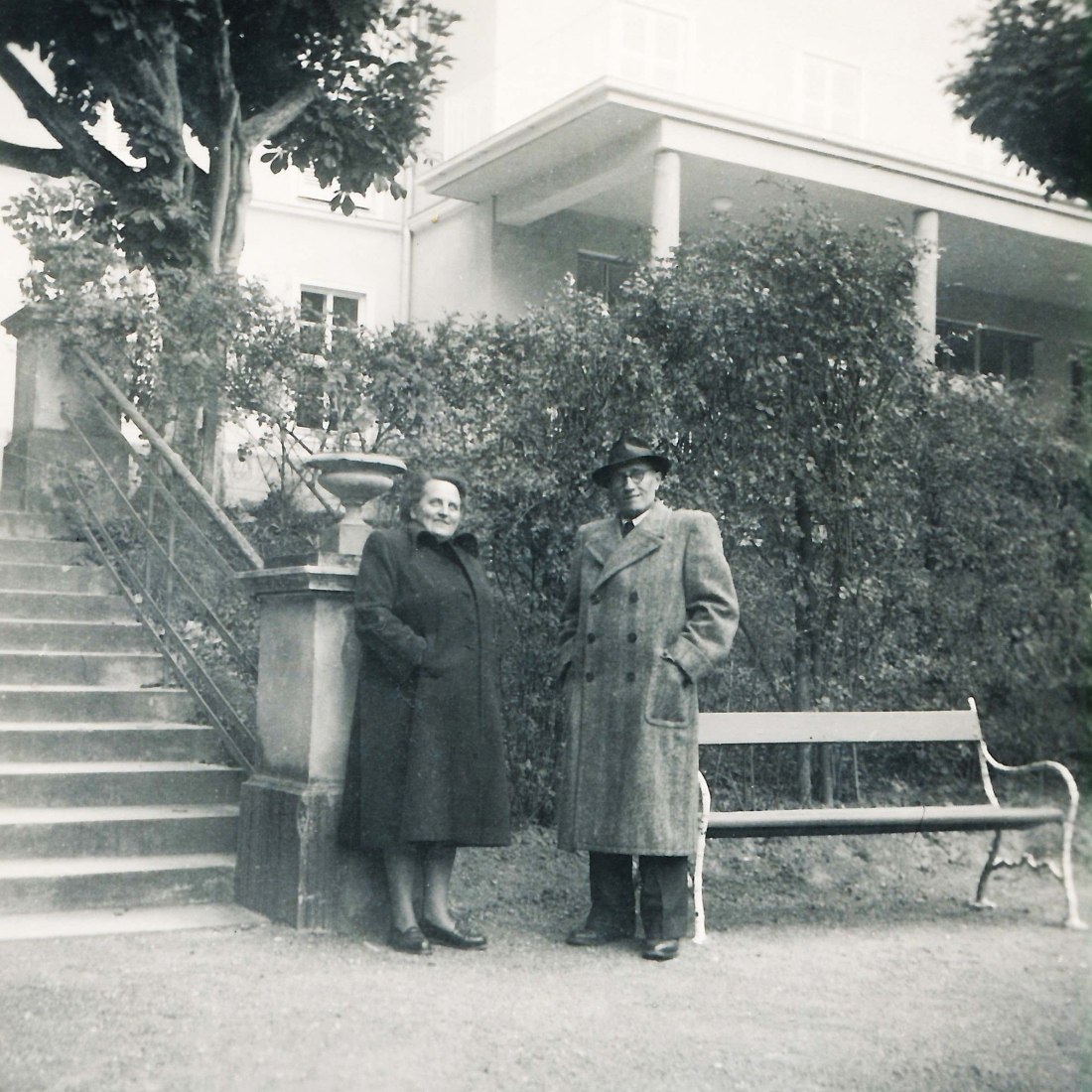Das Ehepaar Gisela Steurer (geb. Schober, *1904/+1984) und Gustav Steurer (*1895/+1983) vor dem Landhaus in Eisenstadt