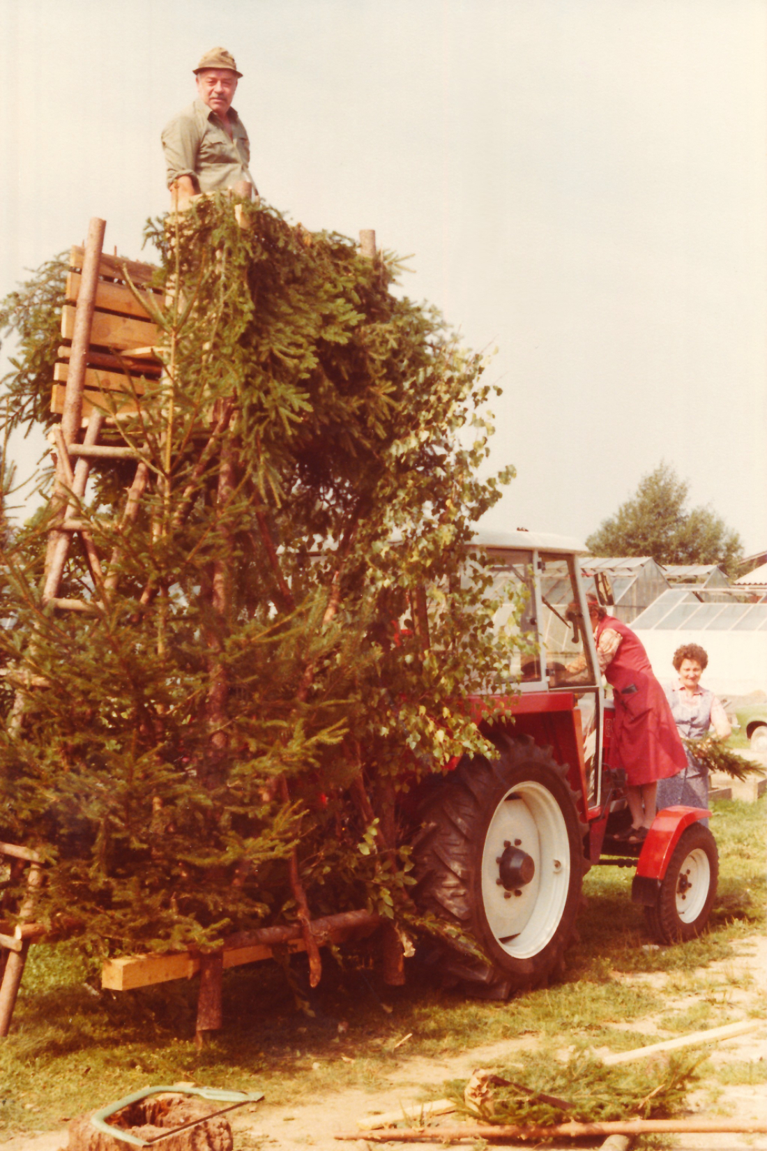 Vorbereitungen der Jägerschaft in der Gärtnerei Graf zum Umzug anlässlich des Bezirkserntedankfests 1981