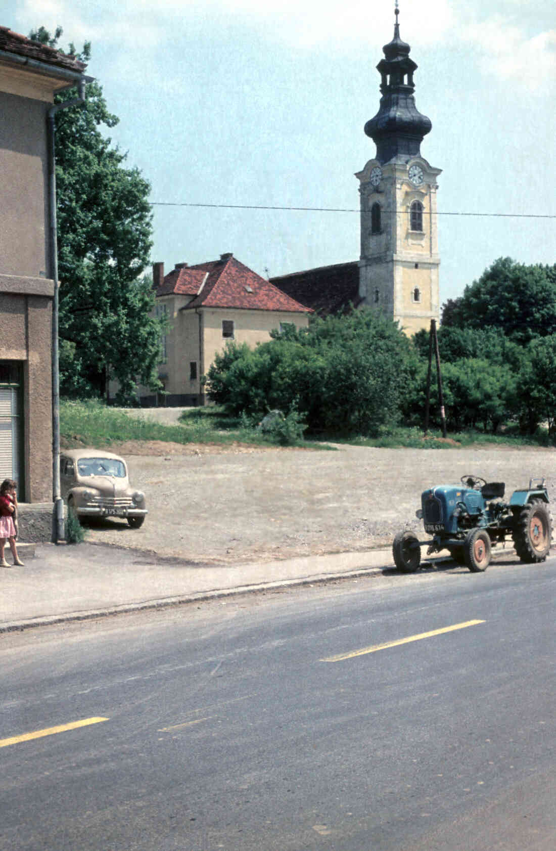 Blick auf die röm. kath. Pfarrkirche Maria Himmelfahrt und links daneben das Pfarrhaus