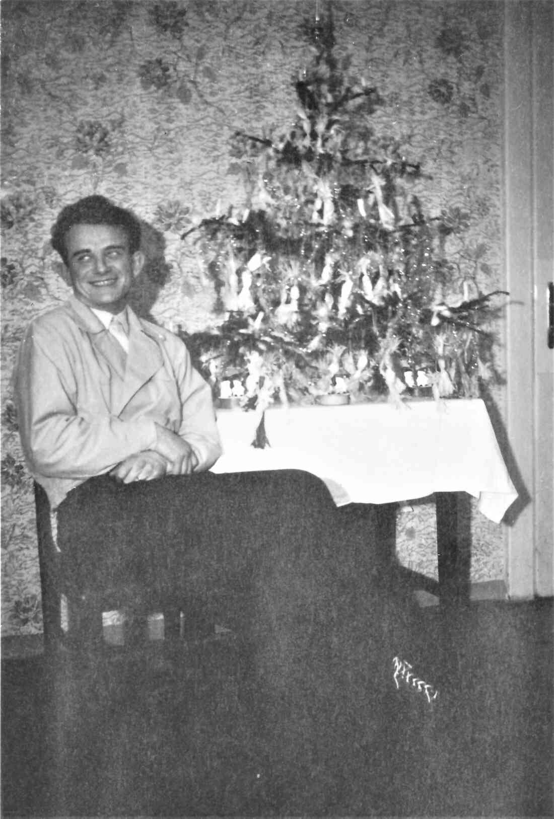 Weihnachten 1944: Hugo Simon (Finanzbeamter, *1924 / +2001): unter dem elterlichen Christbaum