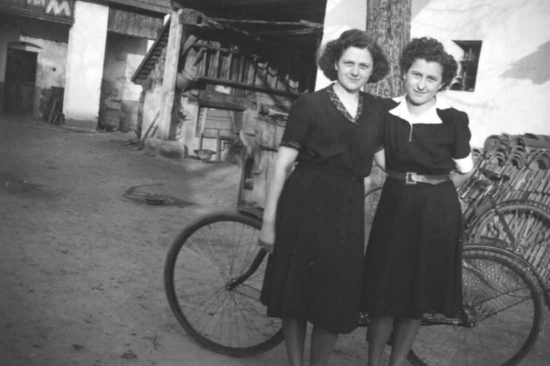 Zwei Schwägerinnen unterwegs mit dem Fahrrad: Anna Mohat (verh. Erdely) und Emilie Erdely (verh. Bauer) im Hof des Hauses Dornburgasse 31