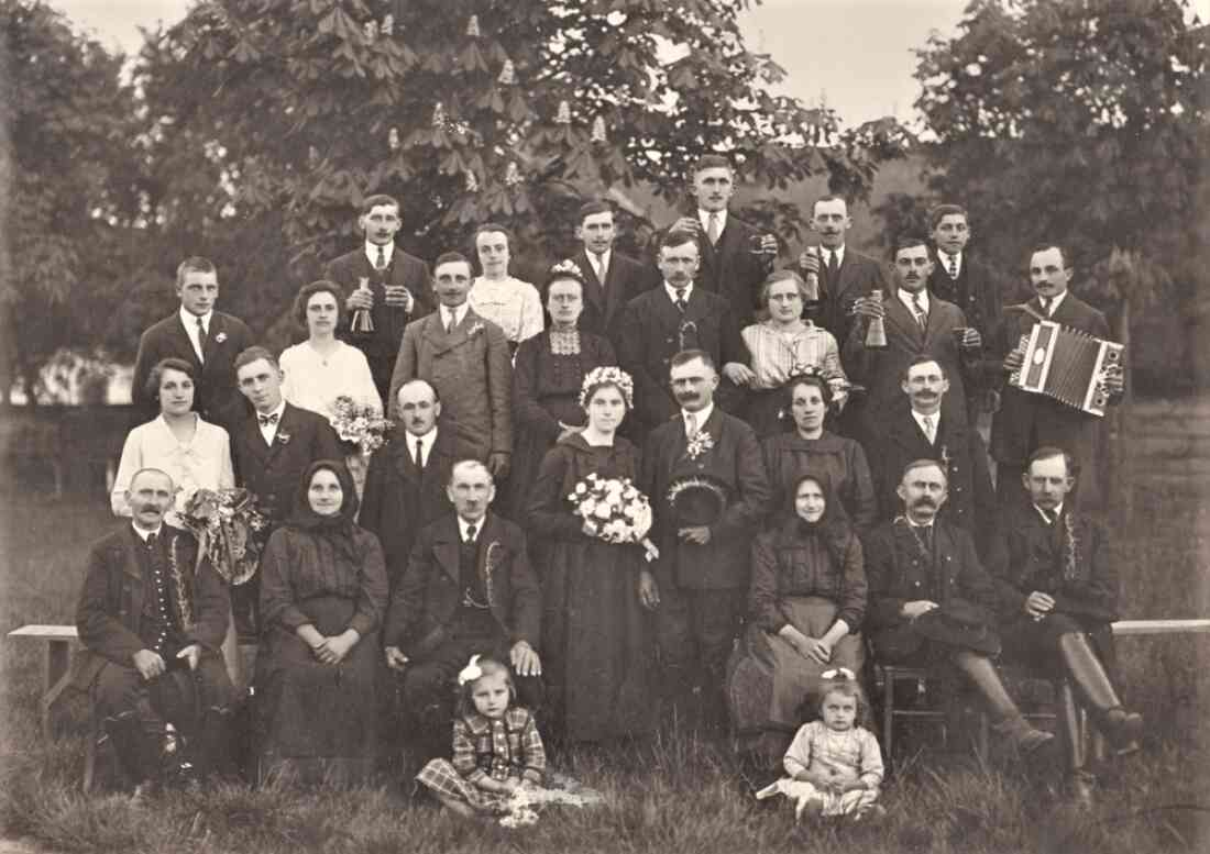 Die Hochzeitsgesellschaft der Hochzeit von Isabella Szabo (*1902/+1987) und Ludwig Baliko (*1892/+1951) - Graf Erdödystraße 38