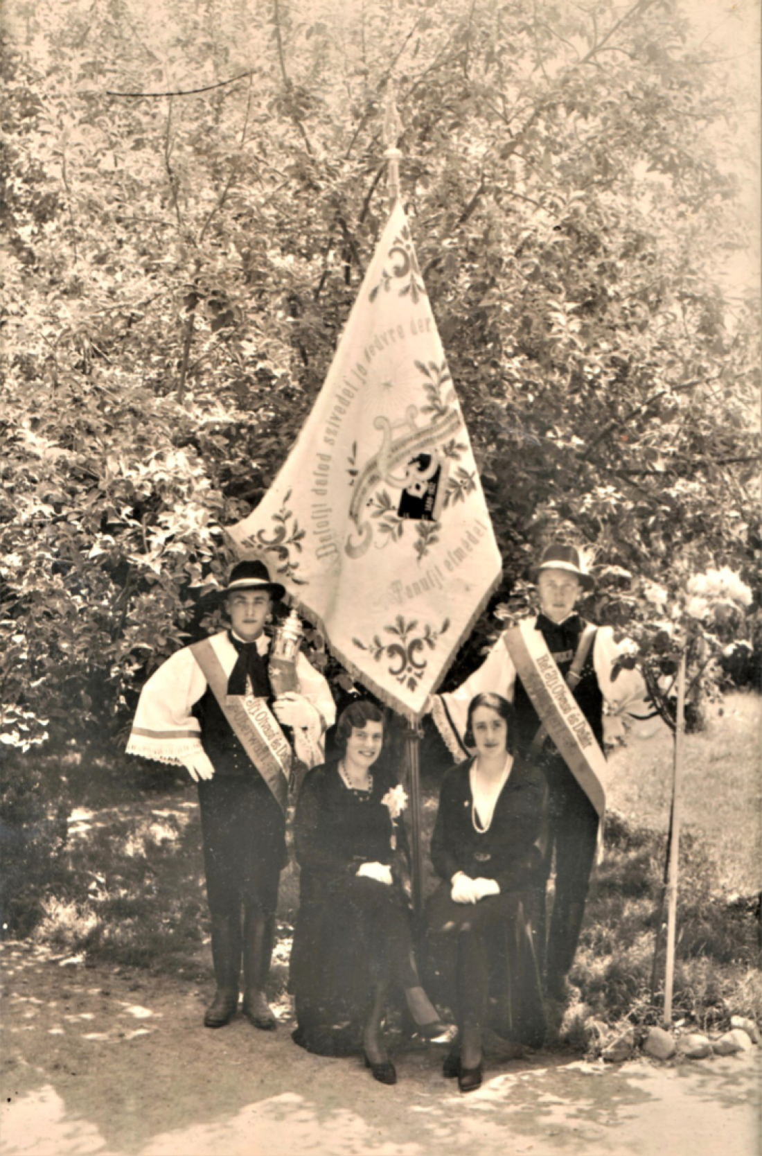 Fahnenweihe des reformierten Lesevereins: links Fr. Maria Schranz und rechts Frl. Ilona Bajcsy