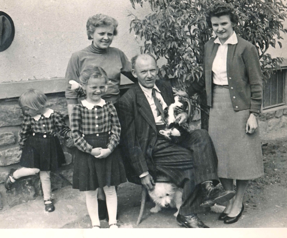 Gruppenbild um Fam. Oswald mit Katze und Hund Rolfi