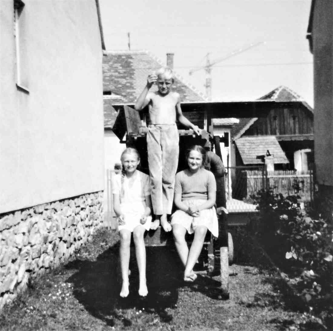 Auf der Dreschmaschine im Haus Oswald (Grazerstraße 35)