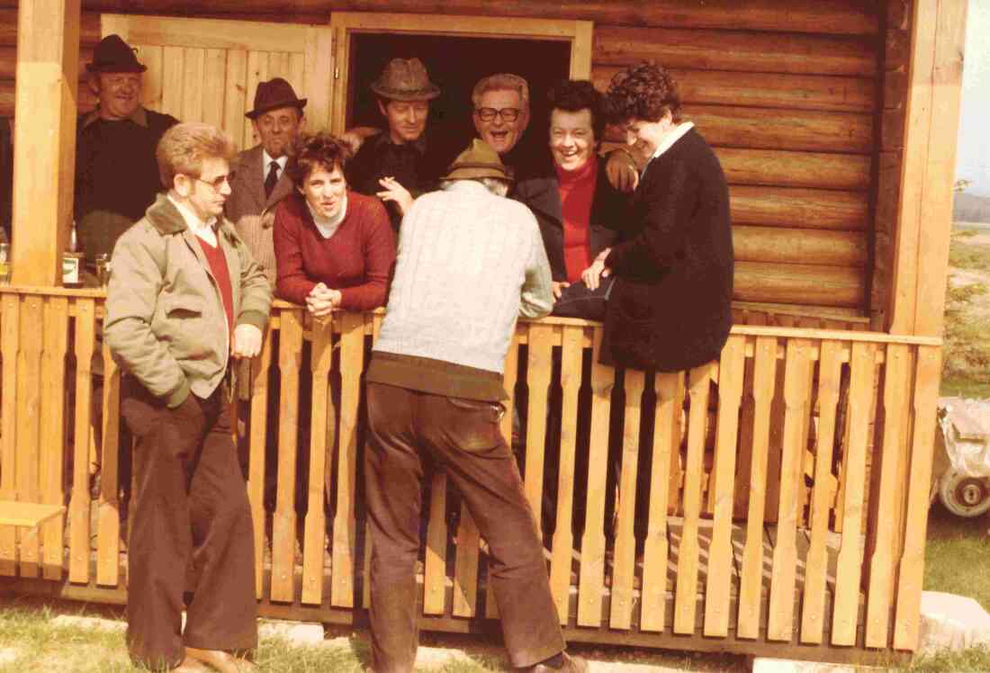 Kl. Gruppe beim Feiern anlässlich der ersten Füllung des Pinkateichs (Erstbesitzer Gustav Benkö und Endre Talasz) - Hutter/Frauer/Wogotai/Benkö/Szabo