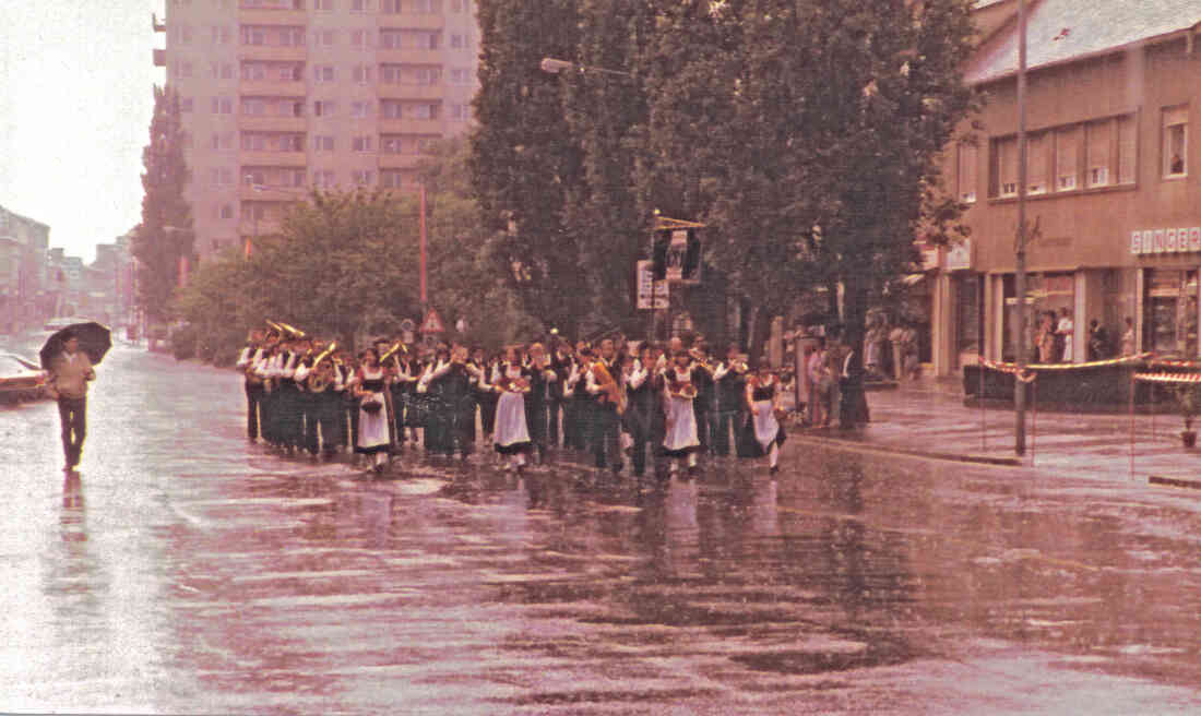 Stadtkapelle Oberwart: Marsch durch den Regen beim Blasmusiktreffen anlässlich 30 Jahre Stadtkapelle (Hauptplatz)