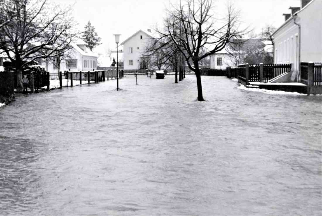 Hochwasser am Wehoferbach 1965: Blick entlang der Bachgasse in Richtung NW