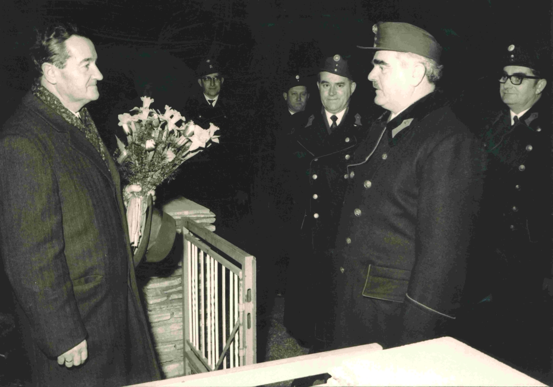Die Stadtfeuerwehr unter Kdt. Alexander Granich gratuliert Bgm. Ferdinand Hatvagner im Feber 1970 zum 60. Geburtstag - Muth/Pleyer/Simon/Heigl