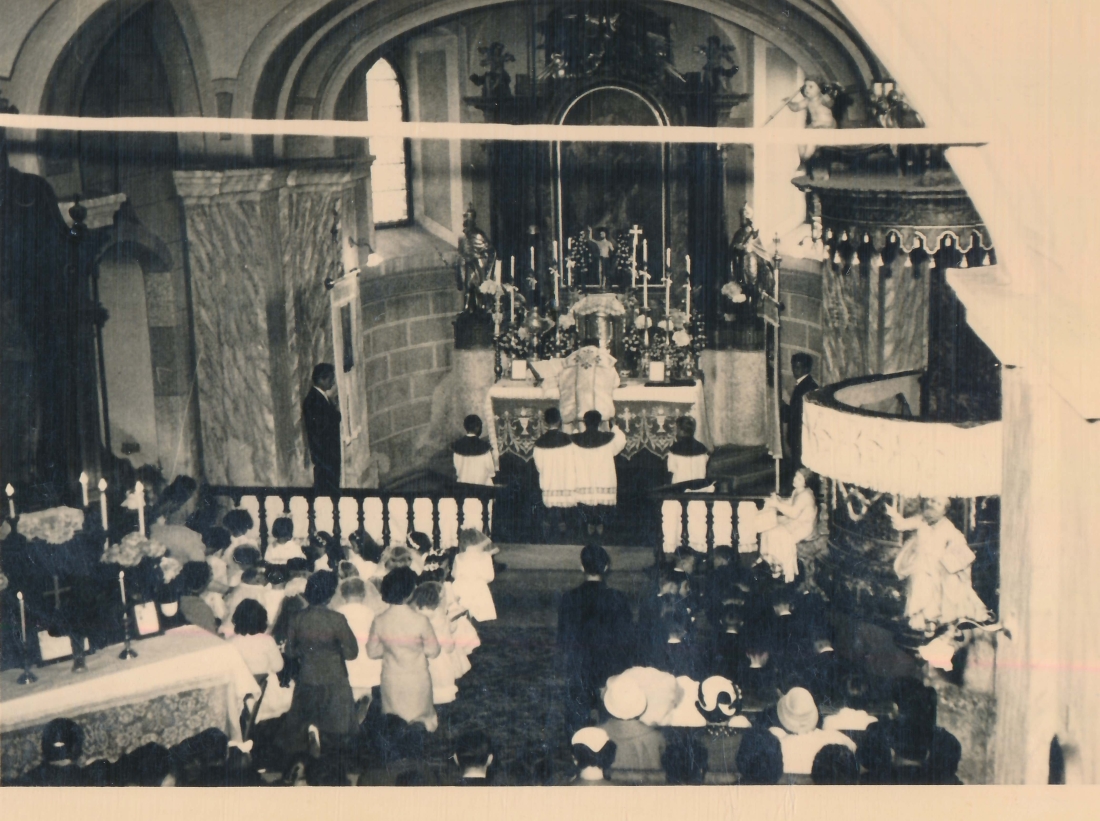 Röm. kath. Pfarre: Hl. Erstkommunion 1962 - Innenraum der Pfarrkirche "Maria Himmelfahrt"