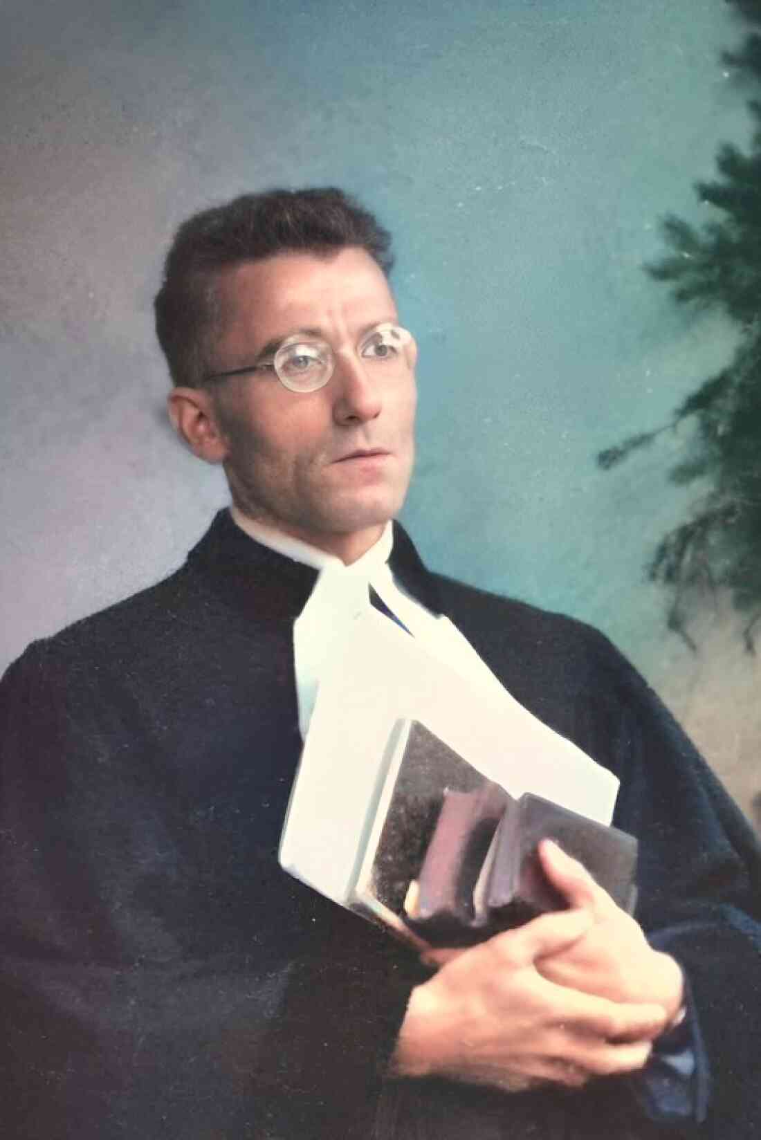 Evang. Pfarrgemeinde AB: Pfarrer und Senior Franz Böhm *1912 /+2004; illegales NSDAP und SA-Mitglied; Offizier im II. WK (Portrait)
