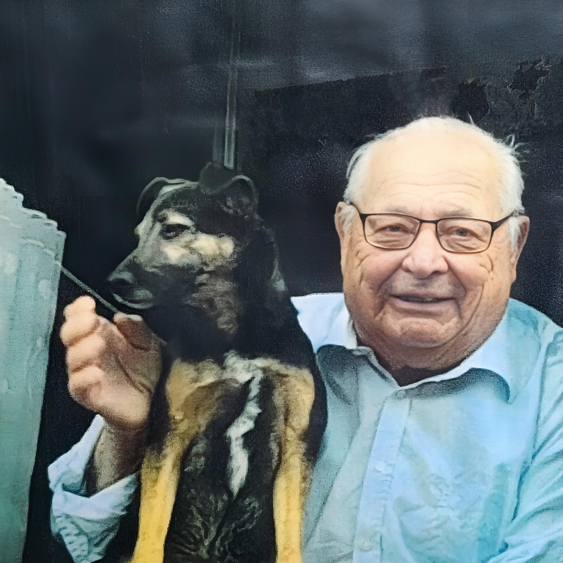 Ernst Tölly (*1943) mit seinem Hund Luna