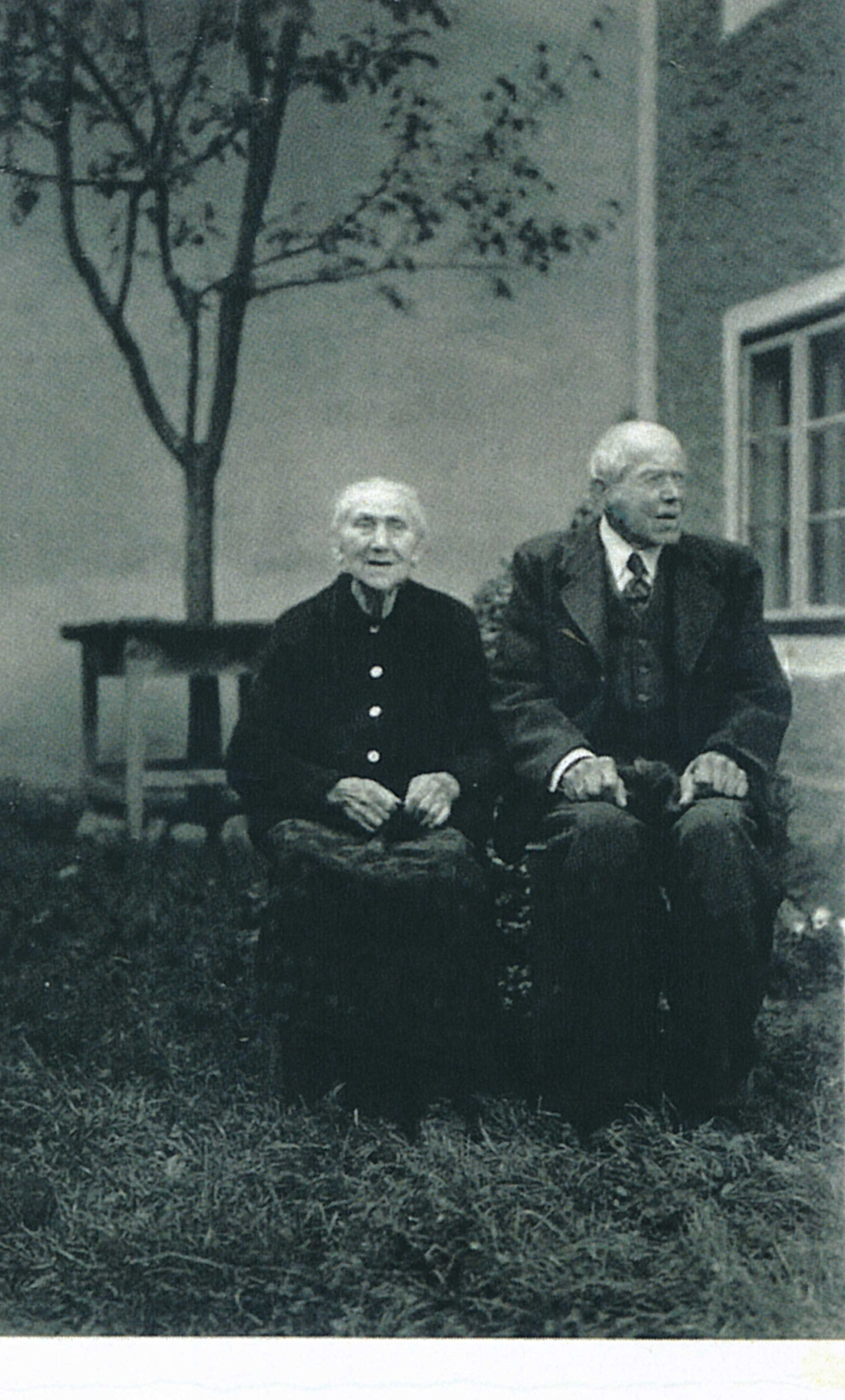 Das Ehepaar Tischlermeister Johann Pfeiler (*1873/+1956) und Maria Pfeiler (geb. Maul, *1873/+1958) – OW 209 / Johann-Straußgasse 10