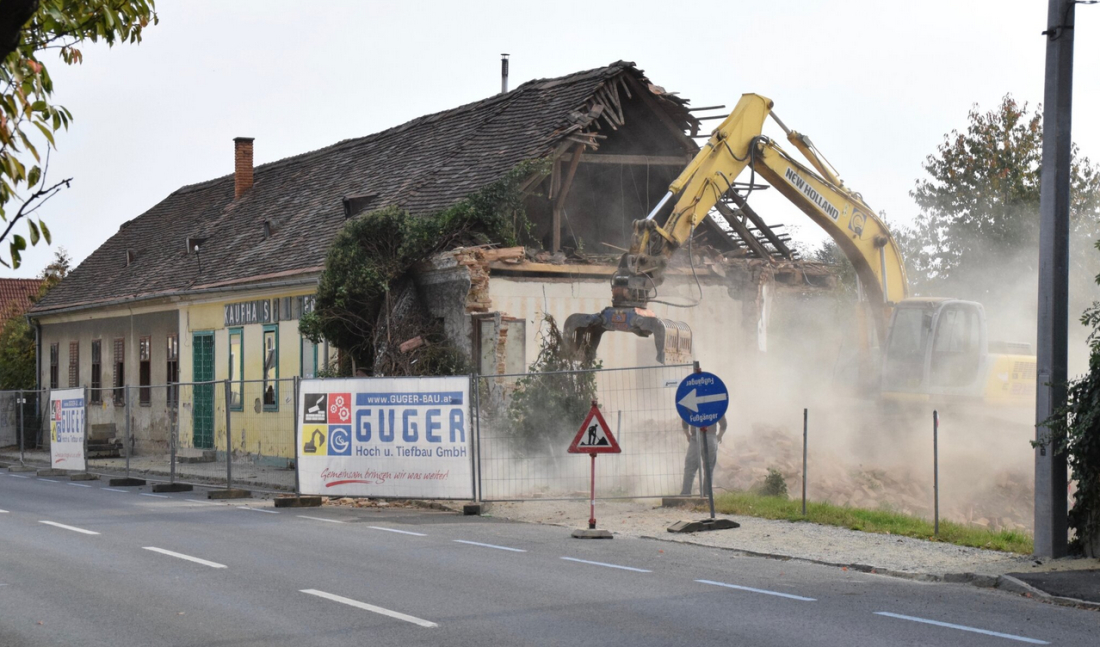 Abriss des Hauses Steinamangererstraße 54 - Kaufhaus Polster