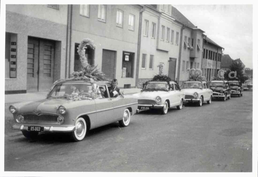 Autocorso der Fa. Mercedes Schranz vor den Häusern Wienerstraße 40 bis 50 anlässlich der Präsentation der Marke SIMCA