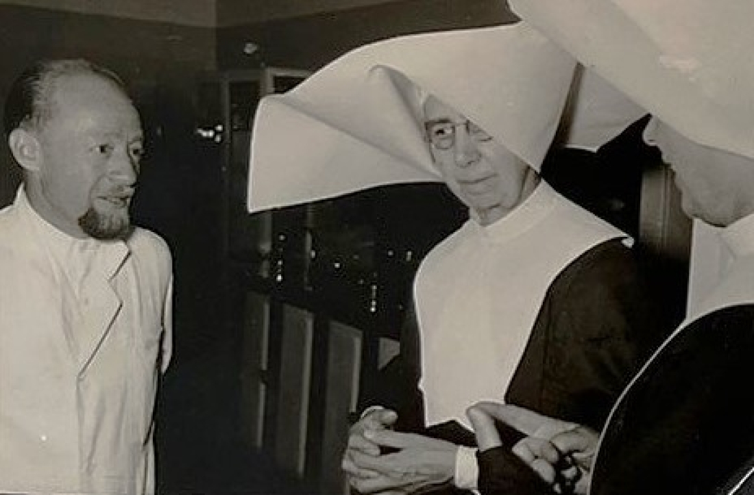 Krankenhaus: Primarius Dr. Heinrich Kiss im Gespräch mit Generaloberin Sr. Franziska Lepicard und Provinzoberin Sr. Frideburga Drechsel beim Übersetzen